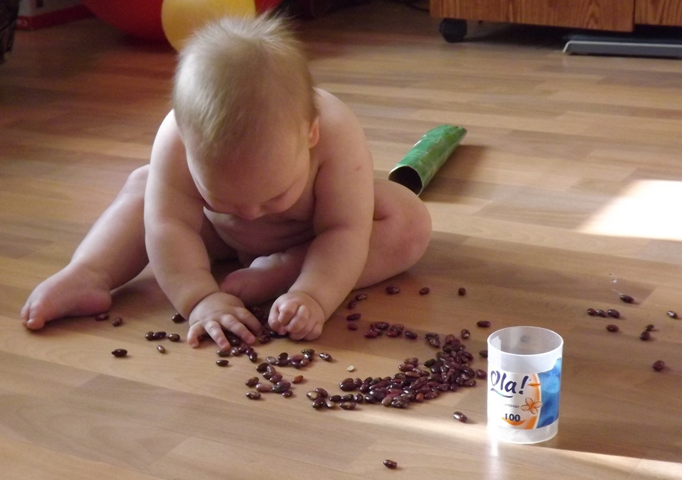 Игра с мелкими предметами для развития мелкой моторики