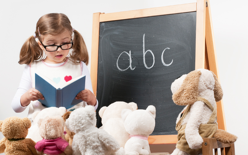 Девочка играет