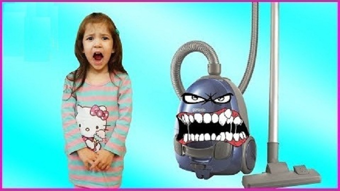 Девочка и пылесос