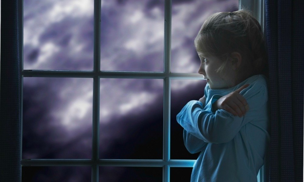 Девочка наблюдает грозу