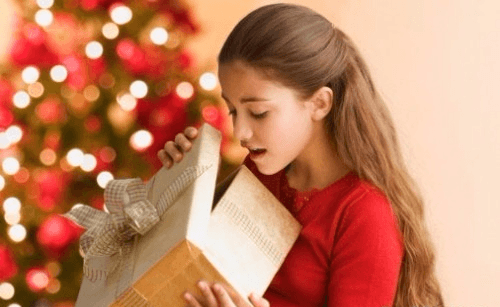 Девочка открывает подарок