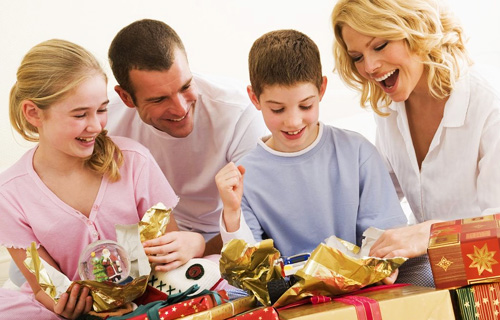 Мальчик открывает подарки