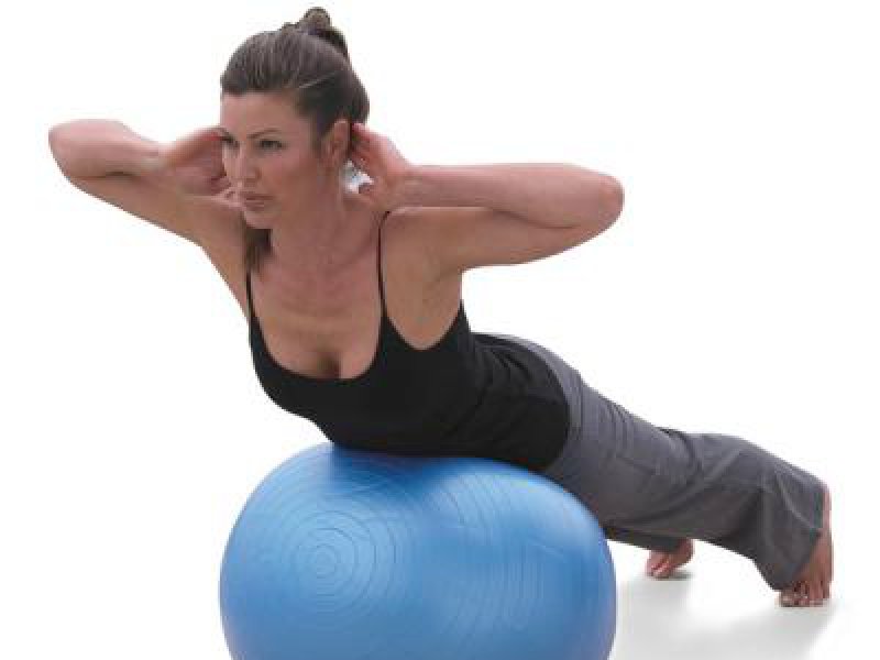 Прогибы назад на фитболе