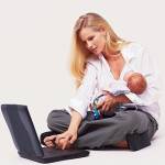 Мама с ребёнком у ноутбука