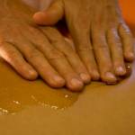 Женщине делают медовый массаж