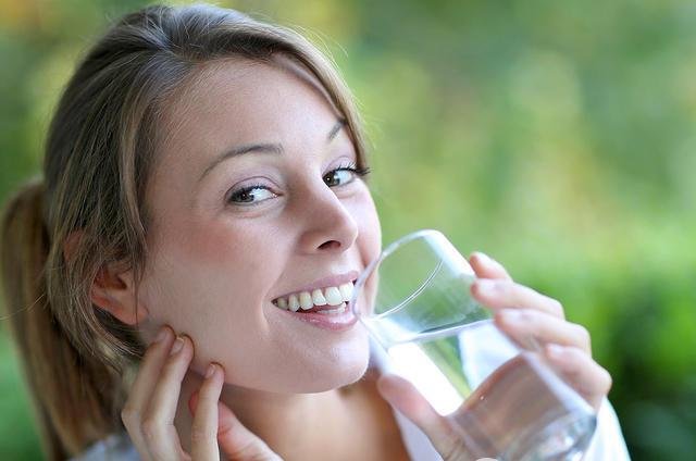 Женщина пьёт воду