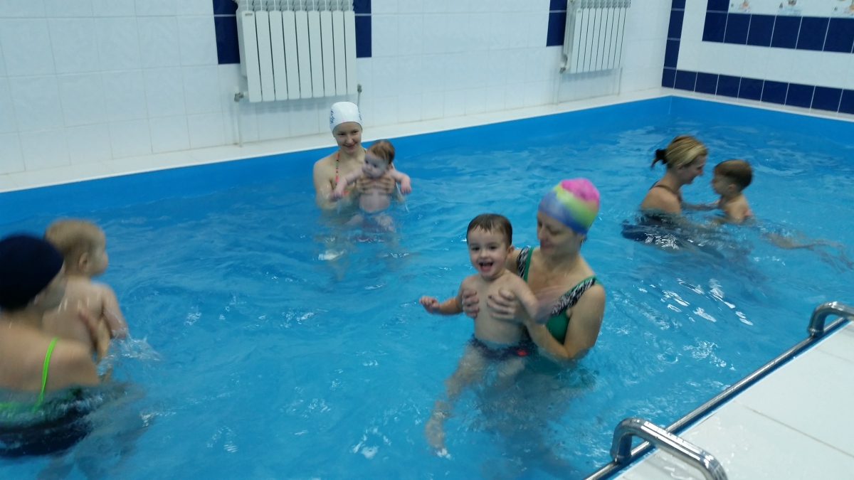 Мамы с малышами в бассейне