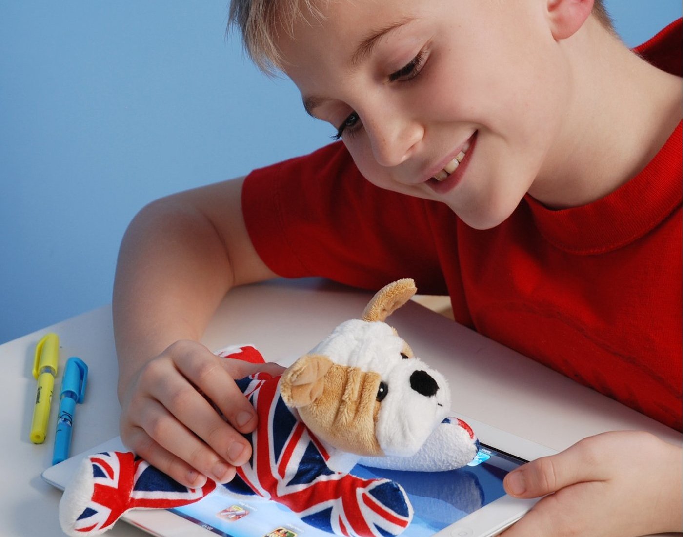 Мальчик с пеналом-собачкой на планшете