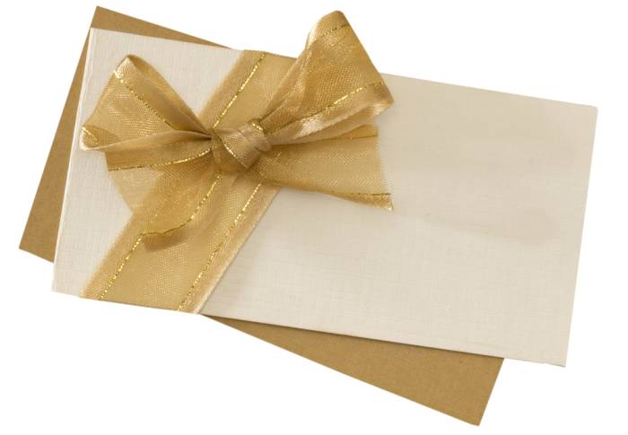 Белый и бежевый конверты с лентой