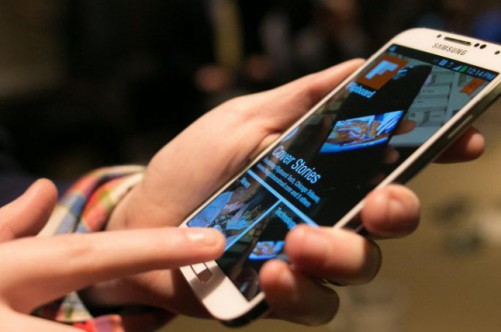 Мобильный телефон в руках