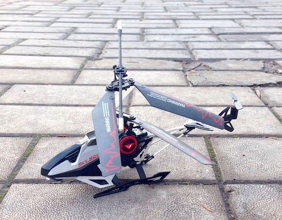 Радиоуправляемый вертолёт на тротуарной плитке