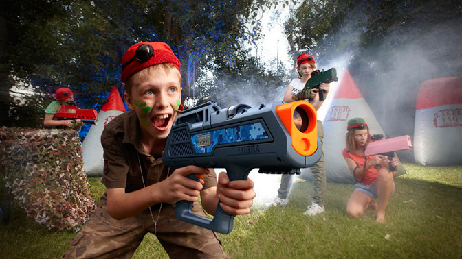 Мальчик с оружием в лазертаге