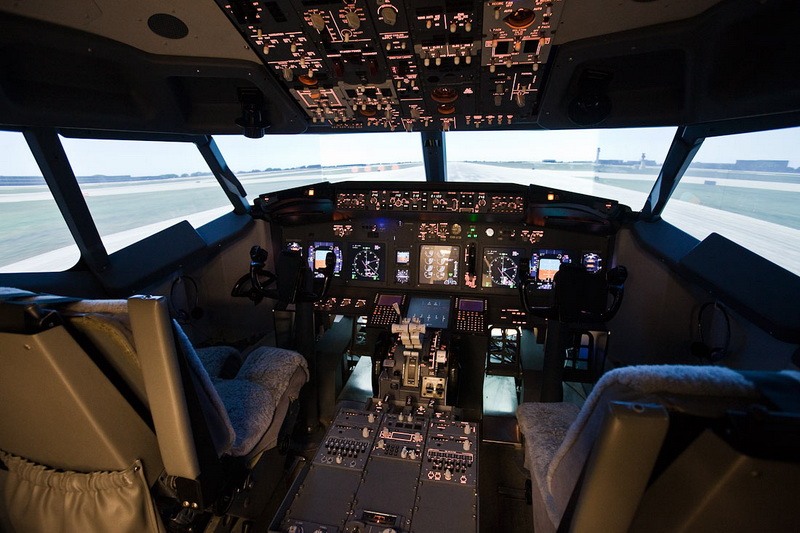 Кабина самолёта в авиастимуляторе