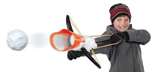 Мальчик стреляет из снежного балстера