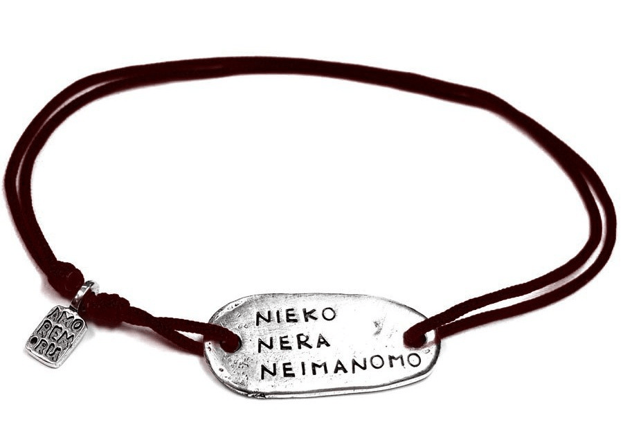 Браслет на нитке с серебряной подвеской