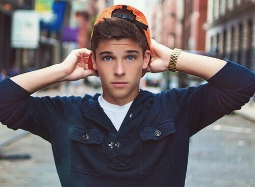 Мальчик в бейсболке