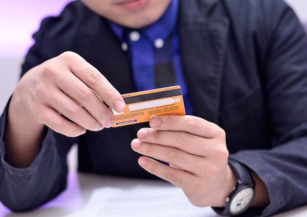 Пластиковая карта в руках