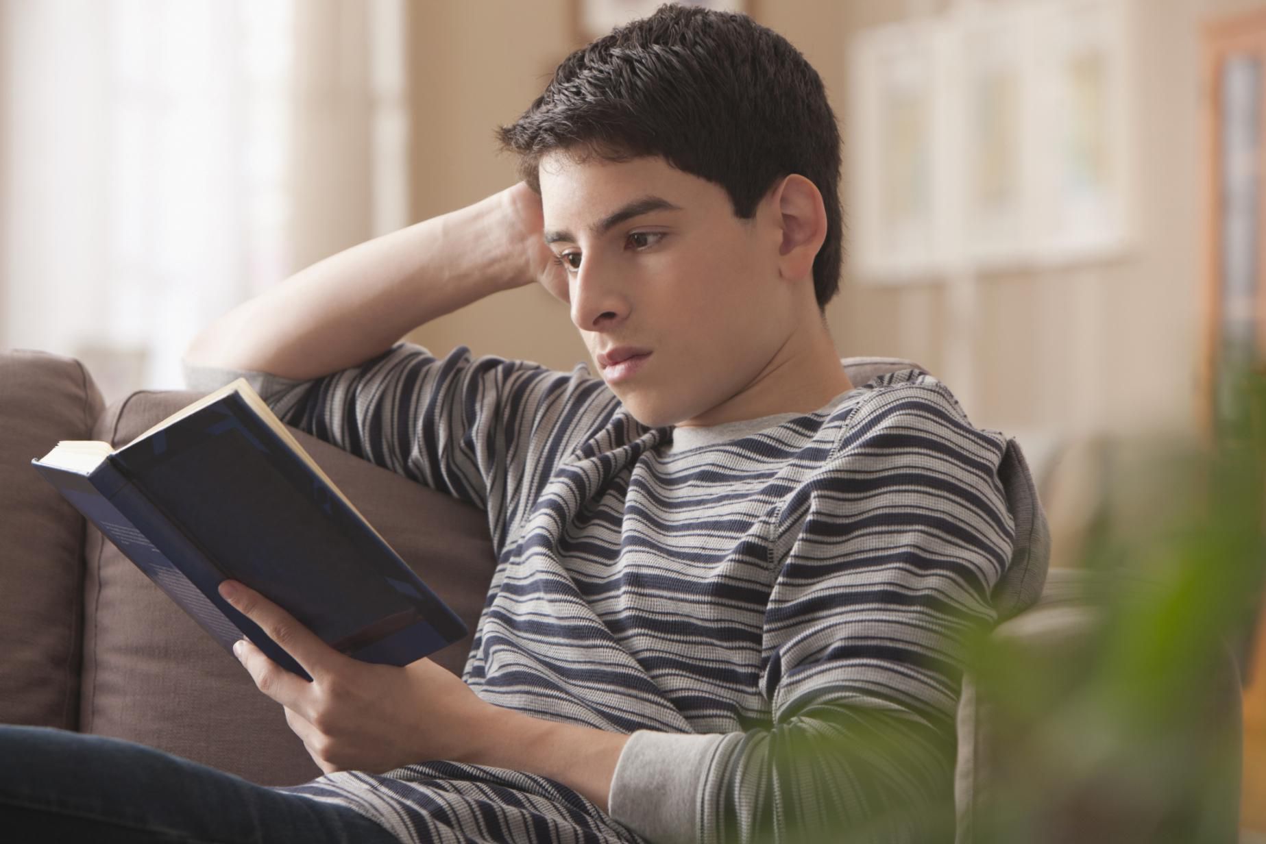 Мальчик читает книгу