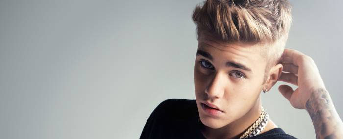 Мальчик поправляет волосы на затылке