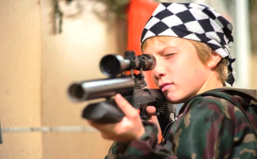 Мальчик смотрит в прицел