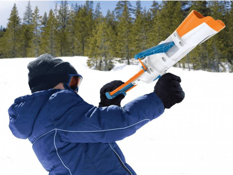 Мальчик стреляет из снежкобластера