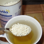 Гранулы чая в ложке