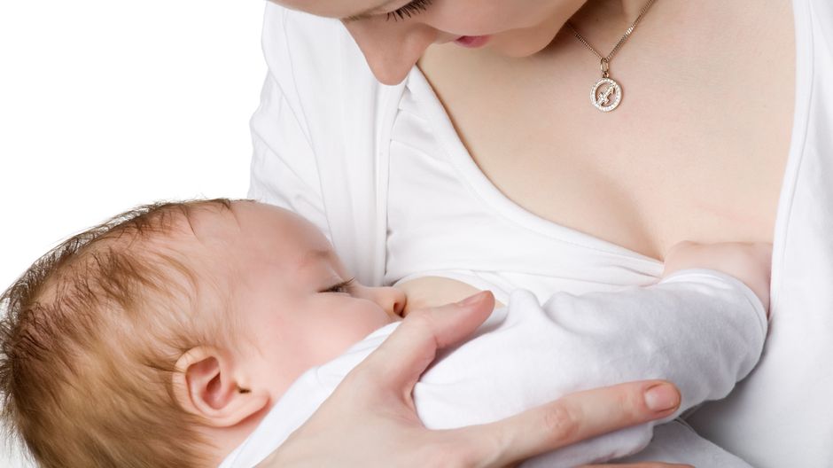 Мама кормит младенца грудью