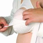 Женщина пользуется накладками для груди