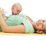 Мама лежит на спине, а малыш находится на ней