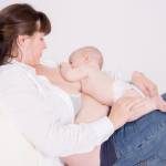 Мама располагается полусидя, поддерживая малыша за спинку