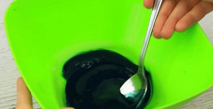 Тёмная масса в тарелке