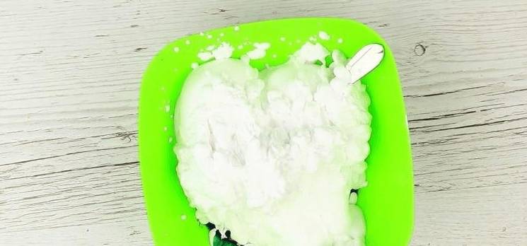 Пенная смесь в тарелке