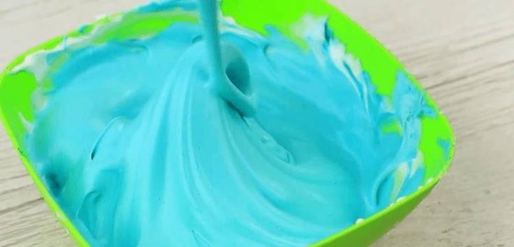 Тягучая масса цвета морской волны в тарелке