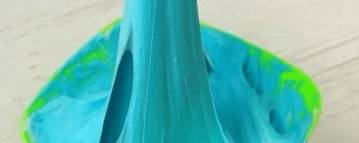 Тягучая смесь в зелёной тарелке