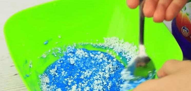 Голубая смесь с белыми точками в тарелке