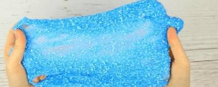 Голубой снежный лизун в руках