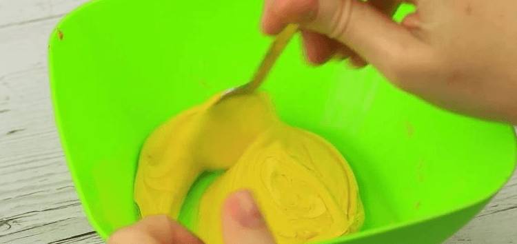 Жёлтая смесь в тарелке