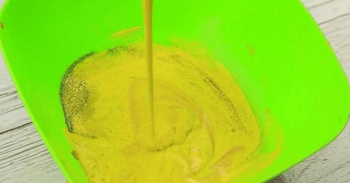 Жёлтая жидкость льётся в тарелку