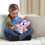 Девочка держит на руках My little pony