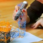 мальчик рисует 3d ручкой