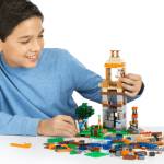 Мальчик собирает Lego