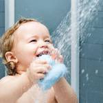 Ребёнок под струёй душа