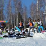 подростки на сноубордах