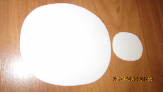 Вырезанные картонные голова и пятачок