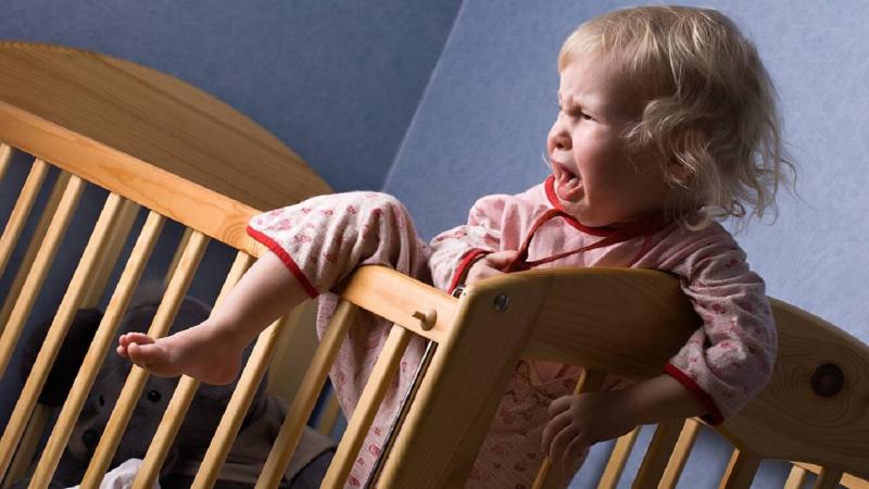 Многие дети просыпаются по ночам с плачем, иногда переходящим в истерику