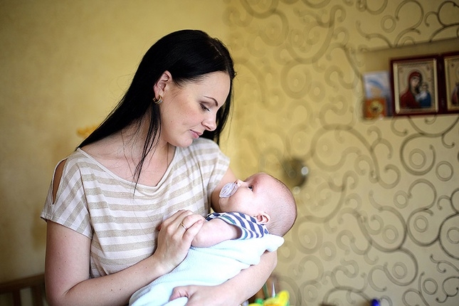 Мама укачивает грудничка