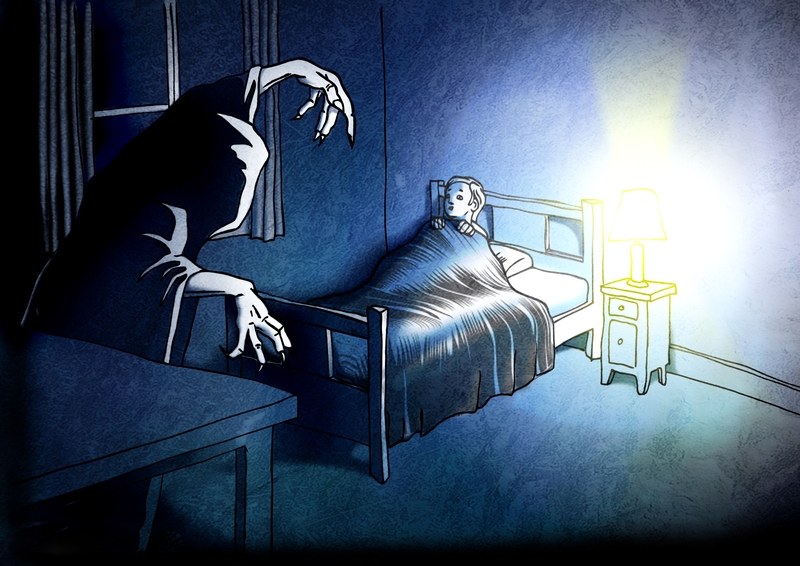 Ребёнок в спальне видит зловещее существо в плаще с капюшоном