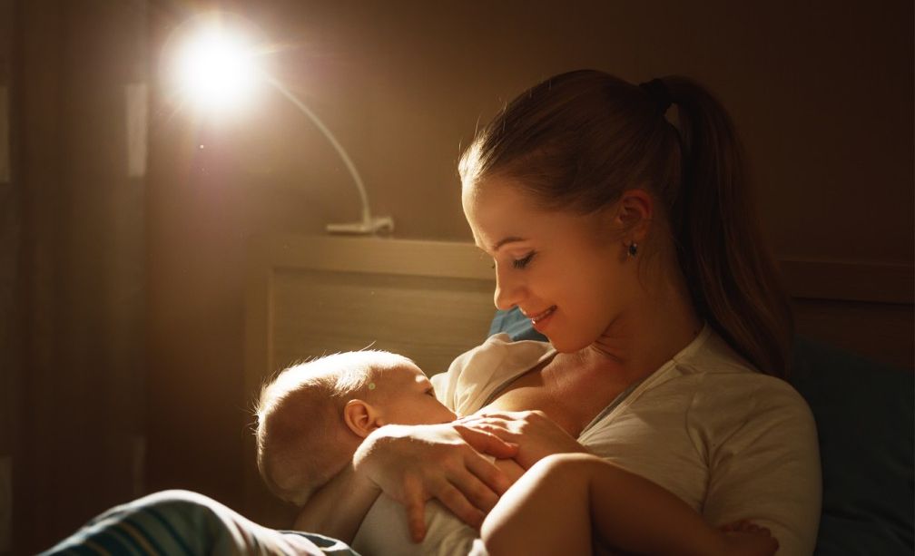 Мама ночью кормит младенца грудью