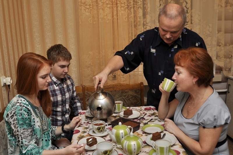 Семья пьёт чай с тортом