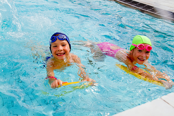 Дети плавают в бассейне